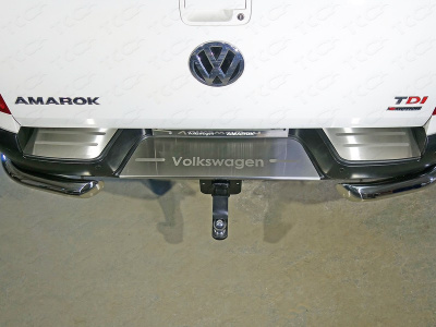 Volkswagen Amarok (16–) Накладки на задний бампер (лист шлифованный надпись Volkswagen)