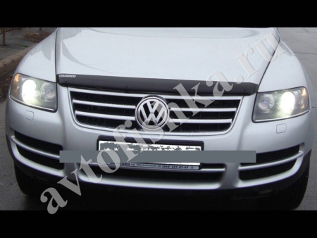 Дефлектор капота темный с надписью VW Touareg 2002-2010