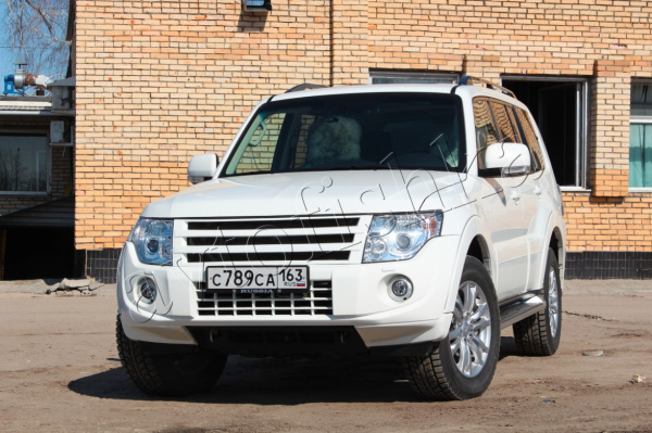 Mitsubishi Pajero 4 (06 – 15) решетка радиатора BROOMER Design (без лого)