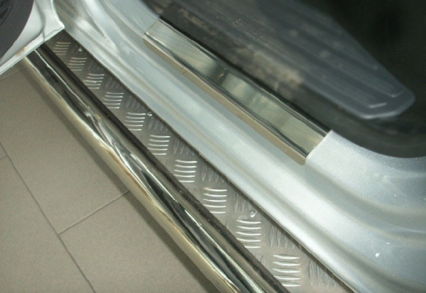 Накладки на внутренние пороги с надписью, нерж. сталь, 4 шт. Alu-Frost 08-0994 для VW Amarok