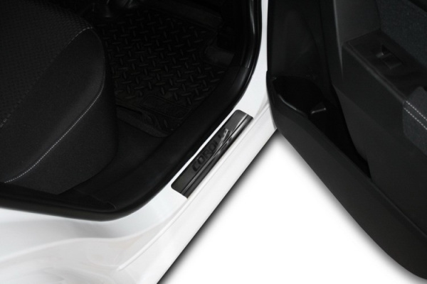 Toyota Corolla (13–) Накладка на внутренние пороги и порог багажника с рисунком (комплект 5шт.)