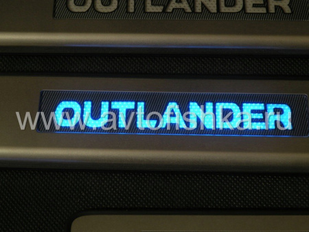 Mitsubishi Outlander XL накладки порогов дверных проемов со светящейся надписью "OUTLANDER", нержавеющая сталь, комплект 4 шт.