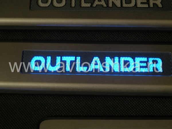 Mitsubishi Outlander XL накладки порогов дверных проемов со светящейся надписью "OUTLANDER", нержавеющая сталь, комплект 4 шт.