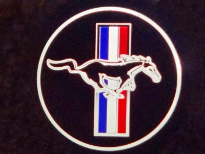 Лазерная подсветка Welcome со светящимся логотипом Mustang в черном металлическом корпусе, комплект 2 шт.