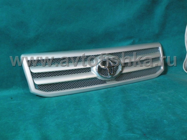 Toyota Land Cruiser Prado 120 (02-) решетка радиатора серебристая с горизонтальными ламелями.