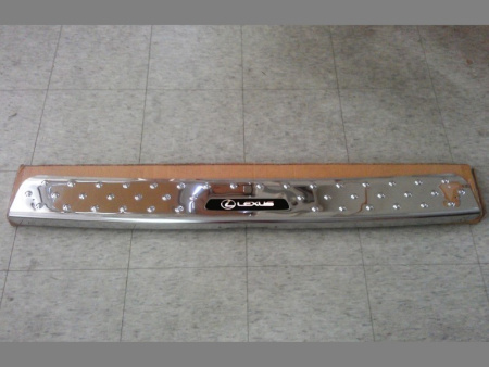 Toyota Land Cruiser 100 (1998-2007) накладка заднего бампера, нержавеющая сталь, с логотипом "Land Cruiser".