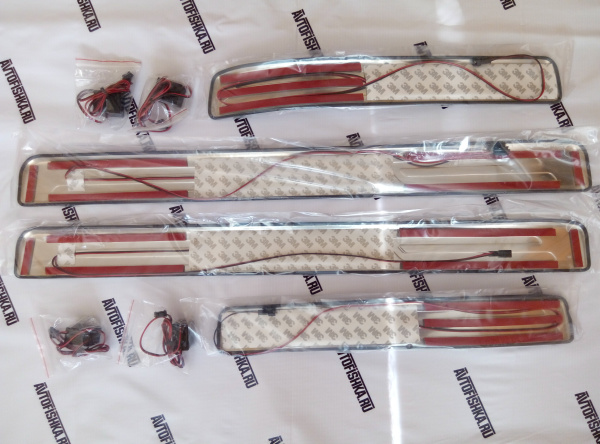 Toyota Corolla седан (01-06) накладки порогов дверных проемов из нержавеющей стали с подсветкой, комплект 4 шт.