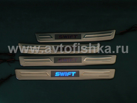 Suzuki Swift (04-) накладки порогов хромированные, со светящейся надписью "SWIFT".
