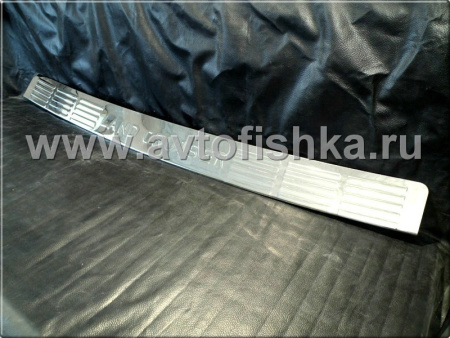 Toyota Land Cruiser 200 (2008-) накладка заднего бампера из полированной нержавеющей стали с логотипом Land Cruiser.