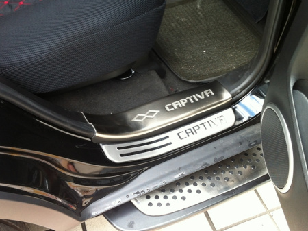 Chevrolet Captiva (2012-) накладки на пороги дверных проемов из нержавеющей стали с надписью "CAPTIVA", комплект 4 шт.