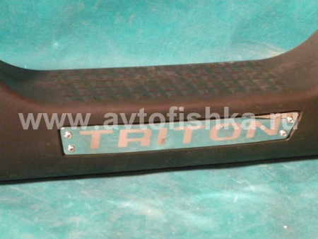 Mitsubishi L200 Triton (05-) бампер задний из нержавеющей стали, с пластиковыми окончаниями, фонарями рефлекторами, дизайн APOLO