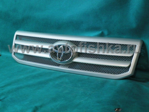 Toyota Land Cruiser Prado 120 (02-) решетка радиатора серебристая с горизонтальными ламелями.