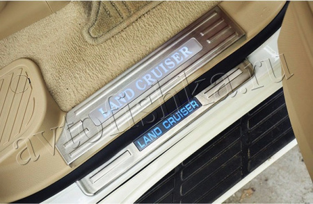 Toyota Land Cruiser 200 (08-) накладки на внутренние пороги с подсветкой, к-кт 8 шт.