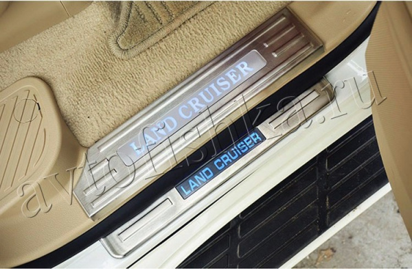 Toyota Land Cruiser 200 (08-) накладки на внутренние пороги с подсветкой, к-кт 8 шт.