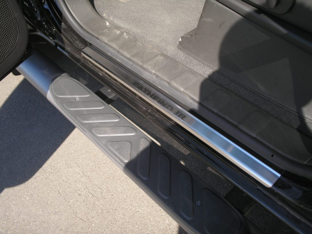 Nissan Navara (05-) накладки на внутренние пороги, к-кт 4шт.
