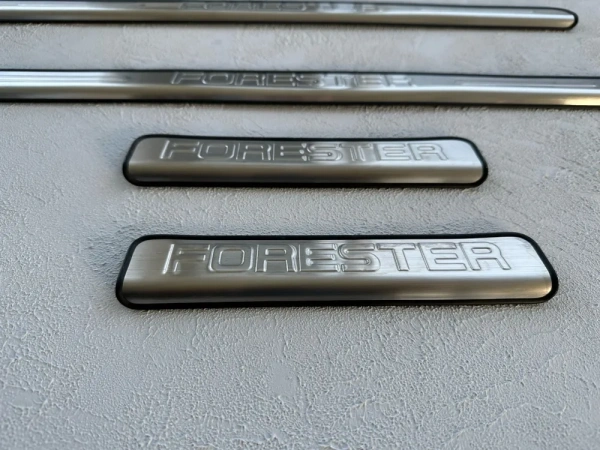 Subaru Forester (13–18) Накладки на дверные пороги с логотипом, нерж.