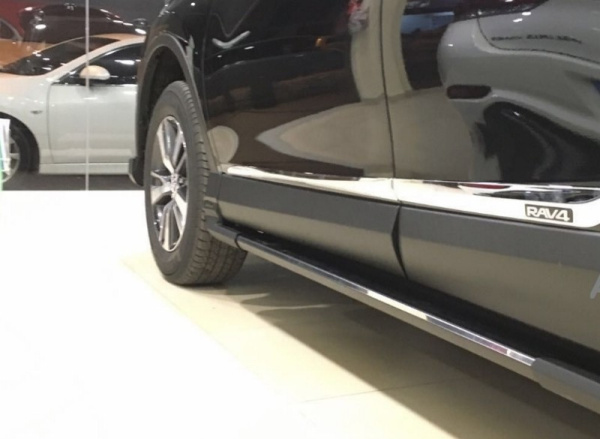 Toyota RAV4 (15–) Пороги OEM