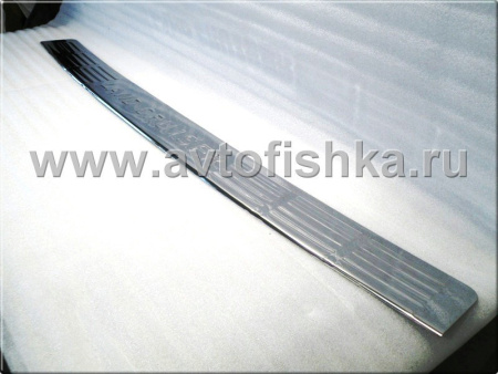 Toyota Land Cruiser 200 (2008-) накладка заднего бампера из полированной нержавеющей стали с логотипом Land Cruiser.