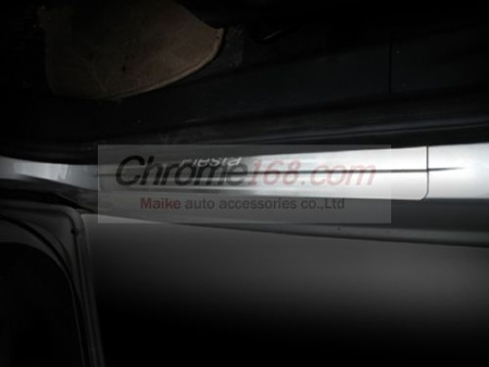 Ford Fiesta (08-) хэтчбек накладки порогов дверных проемов из нержавеющей стали с подсветкой, комплект 4 шт.