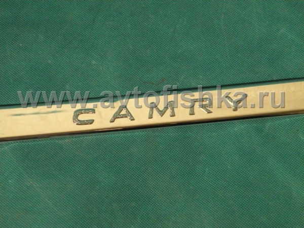 Toyota Camry V30 (02-06) накладка нижней кромки крышки багажника хромированная, с надписью Camry
