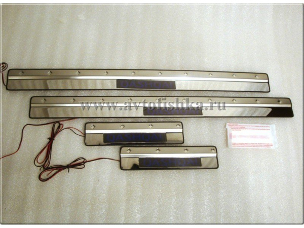 Nissan Qashqai (07-) накладки порогов дверных проемов, из нержавеющей стали с подсветкой "Qashqai".