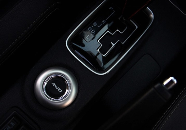 Mitsubishi Outlander (15–) Окантовка кнопки 4WD