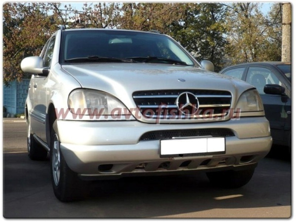 Mercedes ML W163 (1998-2005) решетка радиатора перфорированная черная с хромом, дизайн ML W164.