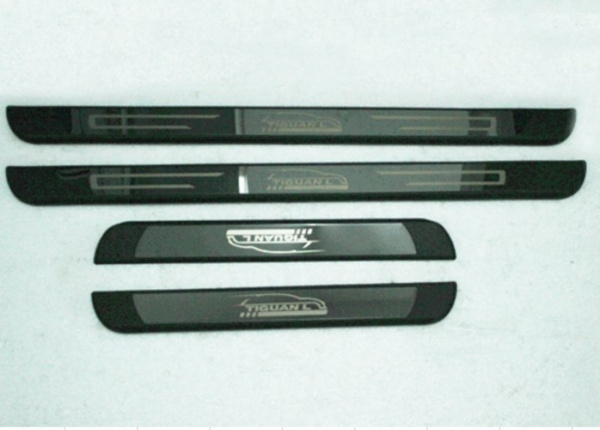 Volkswagen Tiguan (17–) Накладки на дверные пороги, 4 части