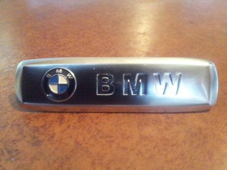 Эмблема BMW из полированного алюминия для ковриков салона - 1 шт., 18х64 мм