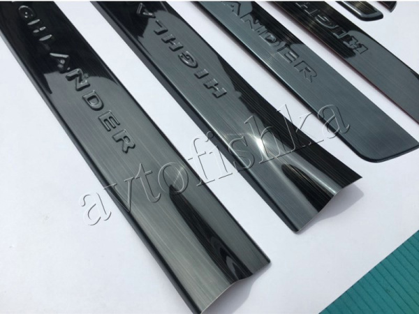 Toyota Highlander (07–13) Накладки на дверные пороги с логотипом, нерж. черные