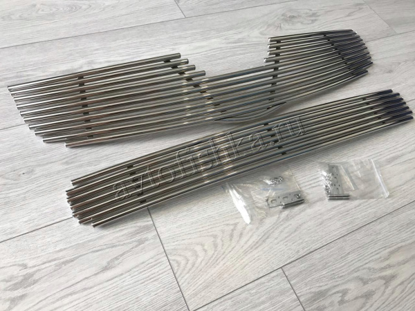 Toyota Avensis (06-09) накладка на решетку переднего бампера из нержавеющей стали.