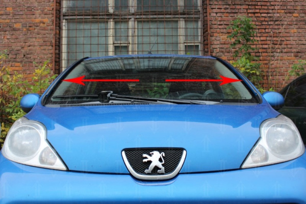 Peugeot 107 (07–) Дефлектор лобового стекла