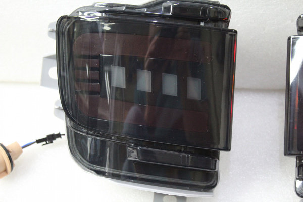 Toyota Land Cruiser 200 (2015 – 2012) фонари (катафоты) в бампер, светодиодные динамические черные