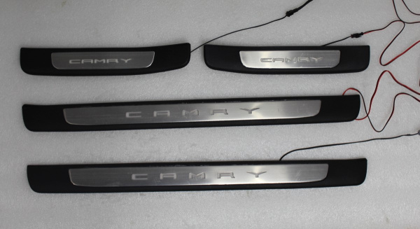 Toyota Camry XV70 (2018+) накладки на дверные пороги с логотипом и LED подсветкой штатные