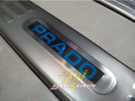 Toyota Land Cruiser Prado 150 (2010-) накладки на порожки передних и задних дверных проемов со светящейся надписью "Prado", нержавеющая сталь
