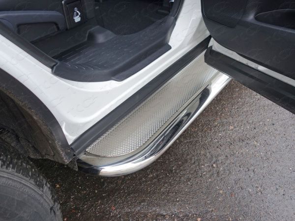 Toyota Highlander (17–) Пороги с площадкой (нерж. лист) 75х42 мм