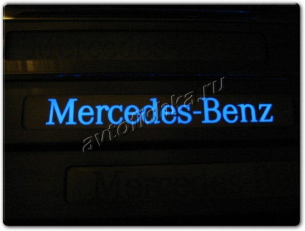 Mercedes C-class W203 декоративные накладки порогов дверных проемов, стальные со светящейся надписью, комплект 4 шт.